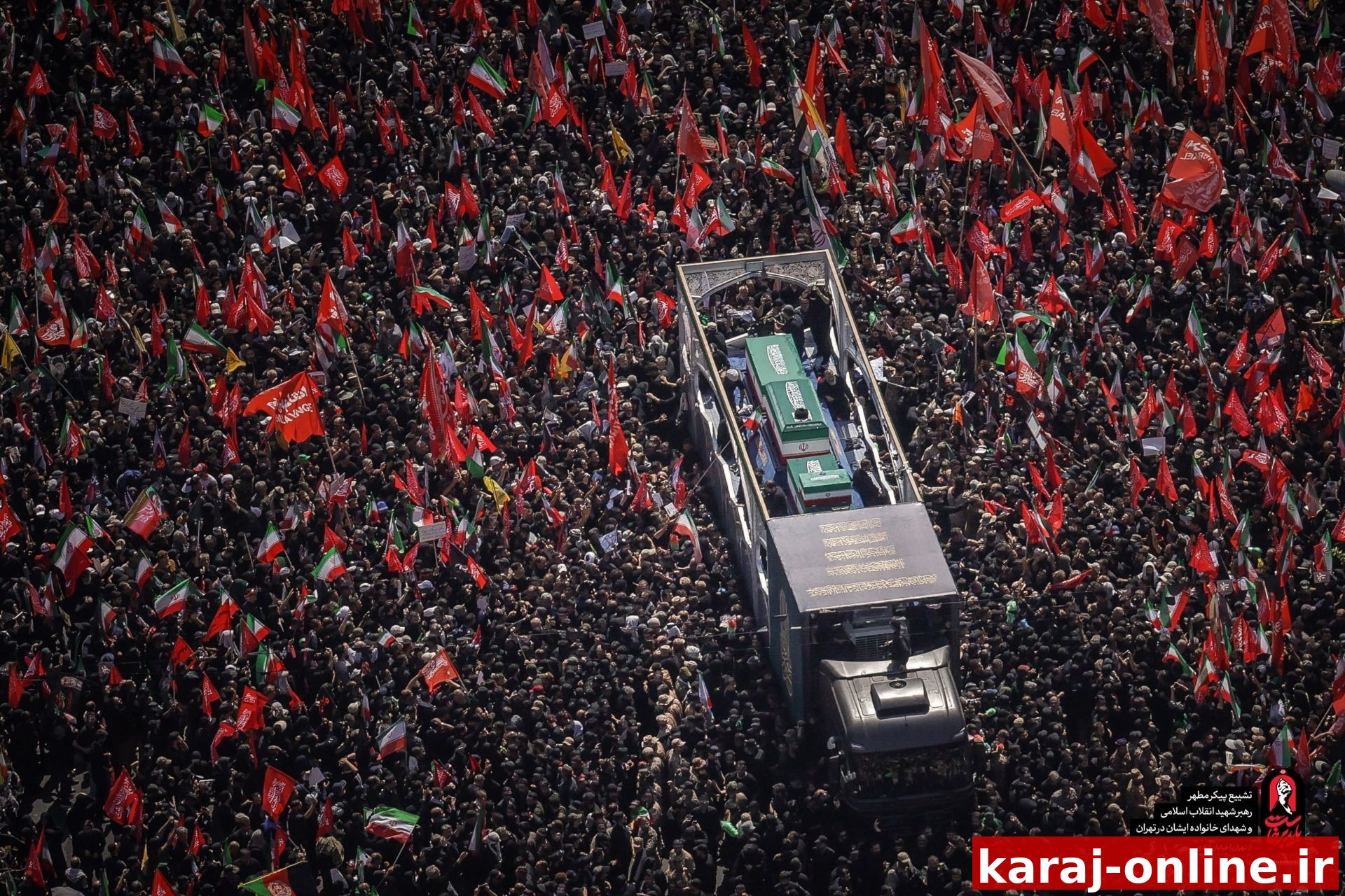 نمای هوایی از خودروی حامل پیکر رهبر شهید انقلاب و شهدای خانواده ایشان در میان جمعیت