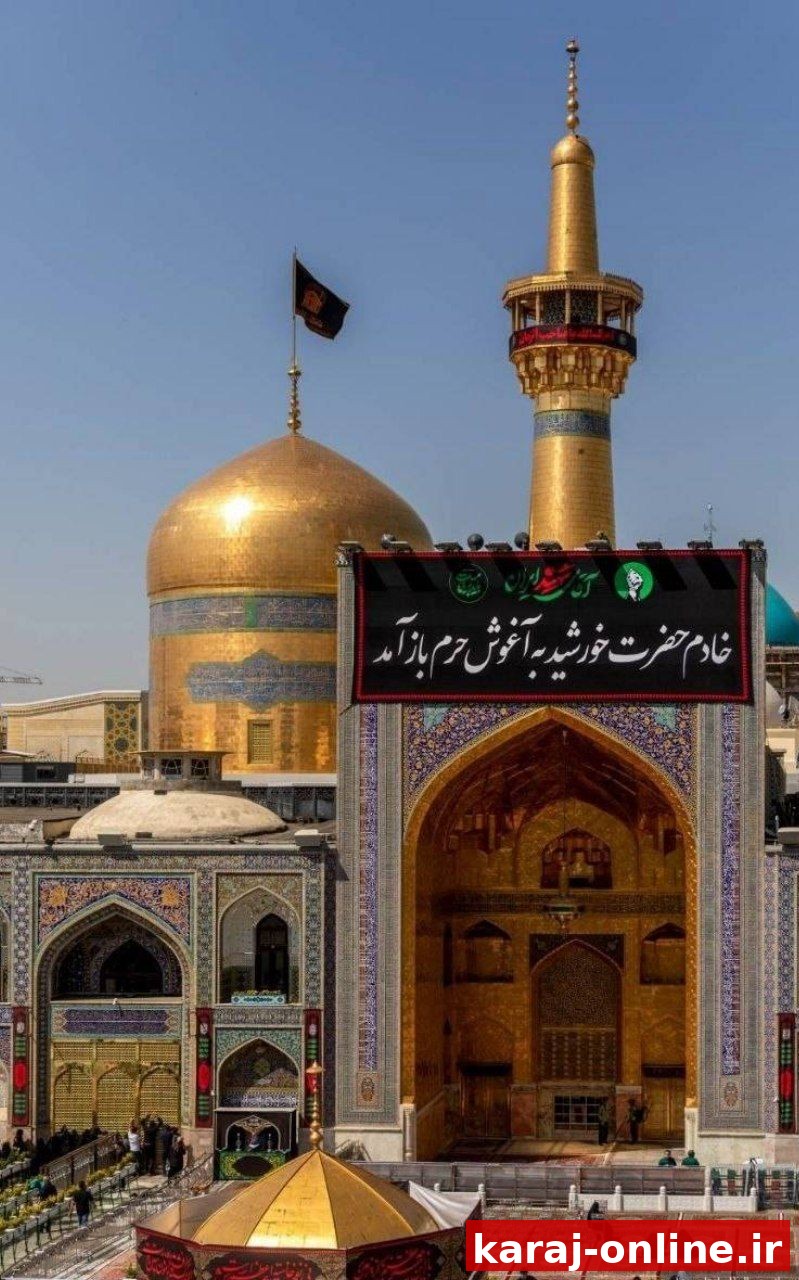 نصب کتیبه‌ مراسم تشییع رهبر شهید انقلاب در حرم مطهر رضوی