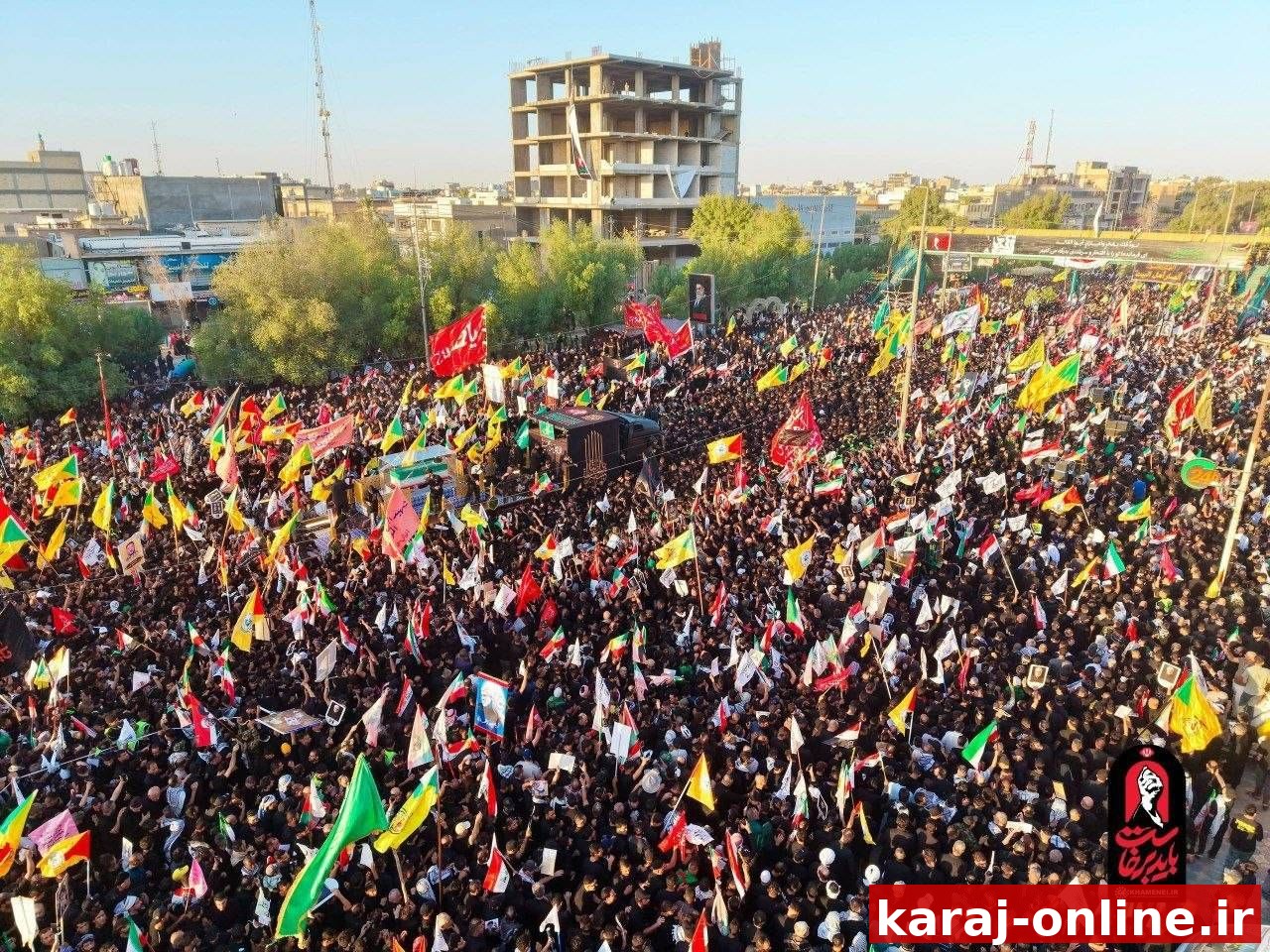 هم‌اکنون؛ تصویری از خودروی حامل پیکر مطهر رهبر شهید انقلاب اسلامی در میان جمعیت مردم عزادار عراق در نجف اشرف