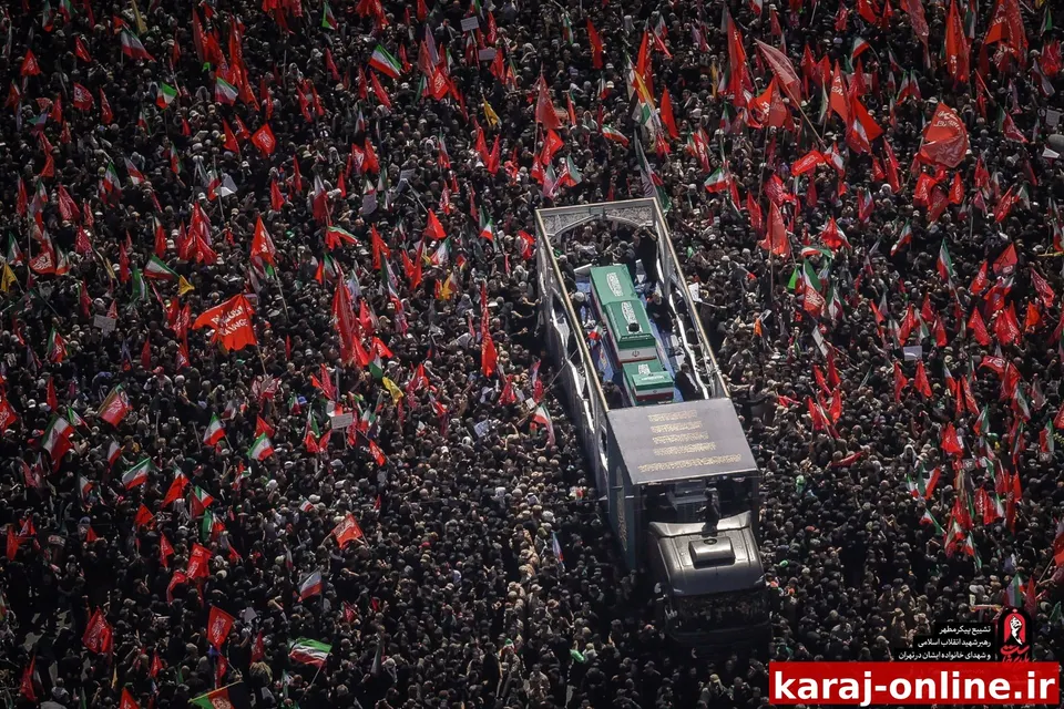 نمای هوایی از خودروی حامل پیکر رهبر شهید انقلاب و شهدای خانواده ایشان در میان جمعیت