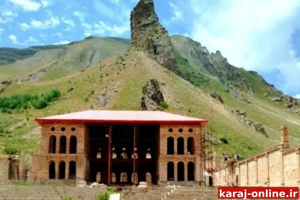 مدیرکل میراث فرهنگی، گردشگری و صنایع دستی استان البرز اعلام کرد: کاخ ناصری در قالب طرح واگذاری بناهای تاریخی به بخش خصوصی دنبال شده و اکنون عملیات مرمت آن به حدود ۹۰ درصد پیشرفت فیزیکی رسیده است