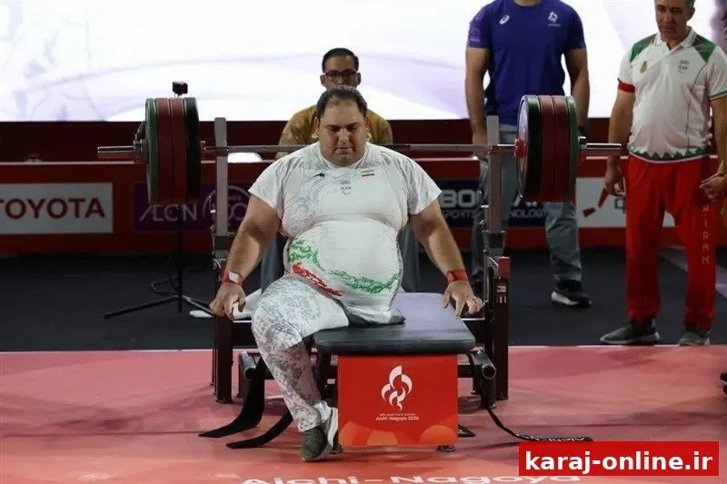 مدال نقره پاراآسیایی بر گردن وزنه‌بردار البرزی
