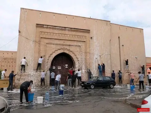 یهودیان مراکش جلوی دروازه معروف مراکش مراسم مذهبی برگزار می‌کنند، مراکشی ها بعد از اتمام مراسم، دیوار و دروازه شهر را با آب و صابون تمیز کردند