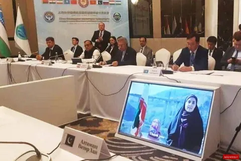 وزیر راه سخنرانی اجلاس شانگهای را از محل پل بمباران‌شده B1 در کرج، با همراه داشتن کیف یک دانش‌آموز شهید میناب، به‌صورت تصویری ضبط و ارائه کرد