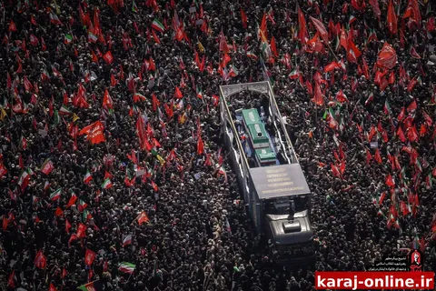 نمای هوایی از خودروی حامل پیکر رهبر شهید انقلاب و شهدای خانواده ایشان در میان جمعیت