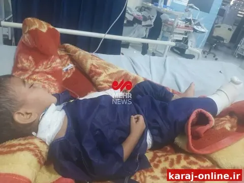 اولین تصویر از کودکی در حمله بامداد امروز به محله تپه الله‌اکبر بندرعباس از ناحیه دست و گردن دچار مجروحیت بر اثر اصابت ترکش شده است