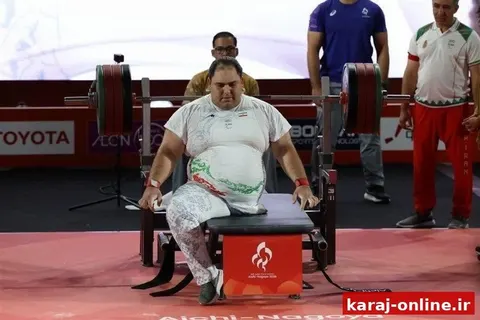 مدال نقره پاراآسیایی بر گردن وزنه‌بردار البرزی
